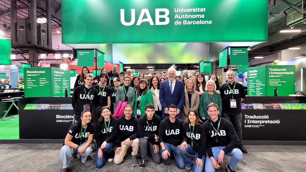 UABBarcelona's tweet image. El #rectorUAB, Javier Lafuente, amb el fantàstic #equipUABer que us espera al @saloensenyament per resoldre tots els dubtes!

#UAB #TesperemAlaUAB
