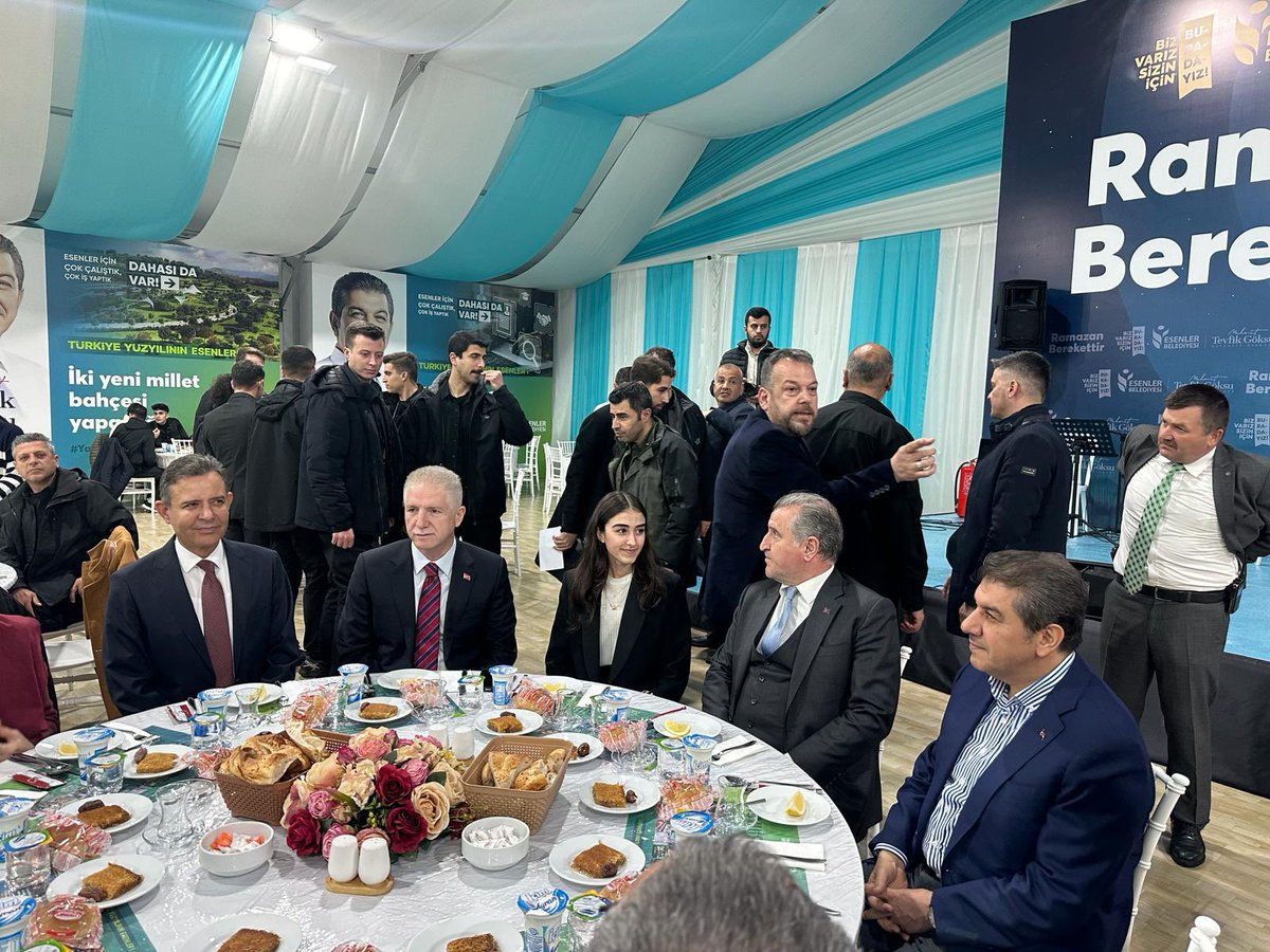 Gençlik ve Spor Bakanımız Sn. Dr. Osman Aşkın BAK , Valimiz Sn. Davut GÜL ve protokol mensupları, Esenler Öğrenci Meclisi ile iftar programında öğrencilerimizle bir araya geldi.