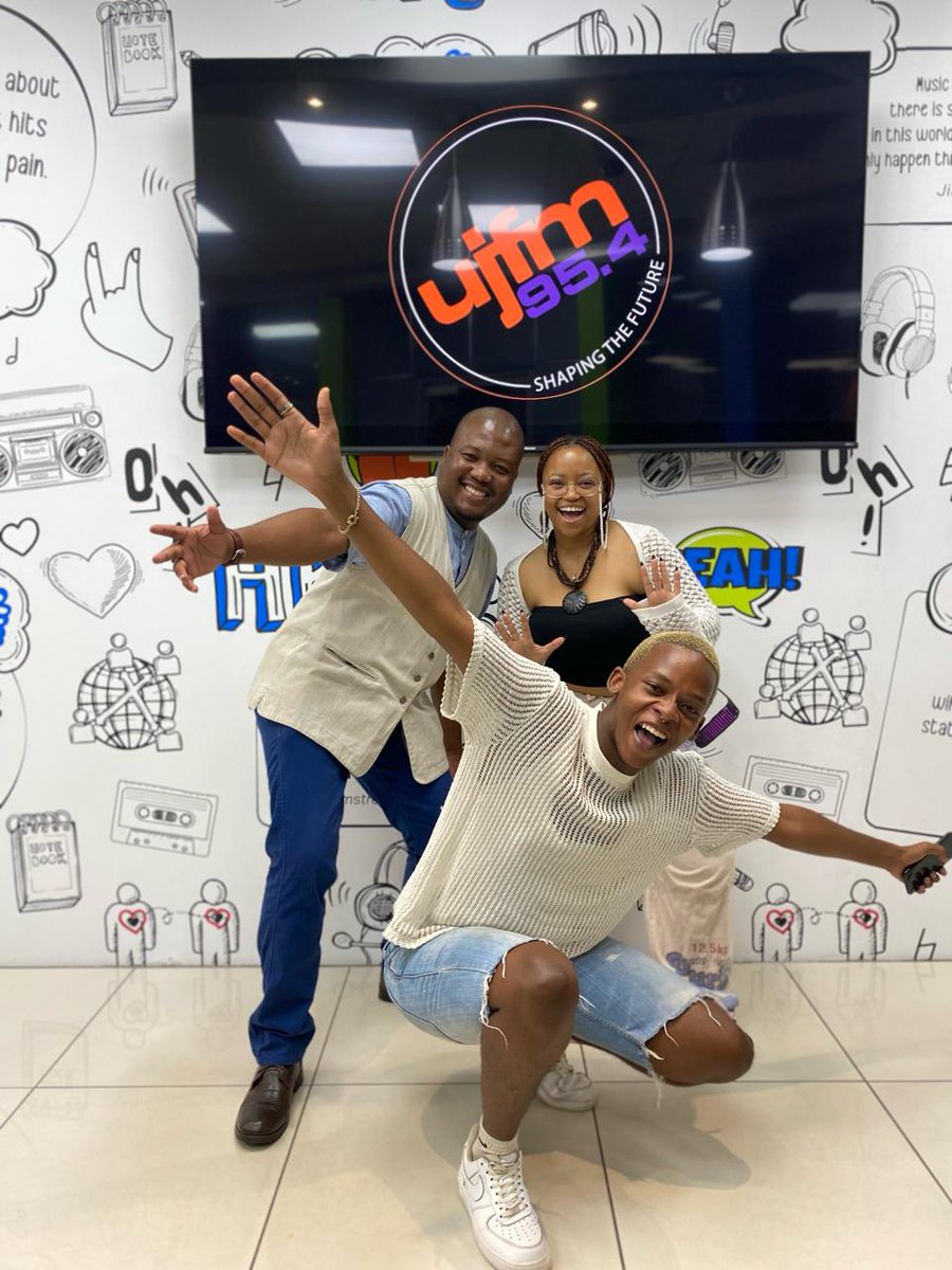 ujfm's tweet image. Some fun in studio with Thabiso from the UJ Learning Development Center on the UJFM Brunch show!!

Comment with one word to describe how your exams have been so far!

#UJFM954  
#TestWeek