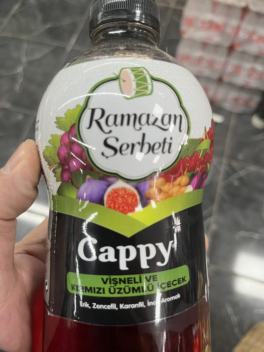 kemalozercom's tweet photo. Dün ne oluyor diye zincir marketlerin bir kaçına girip çıktım.

Siyonizmin destekçisi mallar indirimde, gözönünde, kampanyada, kasa başlarında…

Şeytânî ağın merkez firması emperyalizmin sömürü sembolü CocaCola yine hepsinde başköşede. Kasa önlerinde ise Ramazan Şerbeti yalanıyla satılan içimizdeki görgüsüz beyinsizlerin iltifat ettiği glikoz şurubu.

İyice inandım ki bu toplum özde değil sözde Müslüman.

Tarihi ile geleneği ile inancıyla hiçbir bağı kalmamış.

Dahası İsmail’i adlı bir kişi Siyonistlere mal satmayı savunan yalanlarla dolu bir vaaz vermiş. 

Geçenlerde bir video izlemiştim Suriyeli bir değerli delikanlıya Türkiye hakkındaki kanaati soruluyor. Delikanlının cevabı şu “Suriye’nin savaş çıkmadan az evvelki hali gibisiniz. Sizi de büyük bir felaket bekliyor.”

Korkarım o felaket değil!