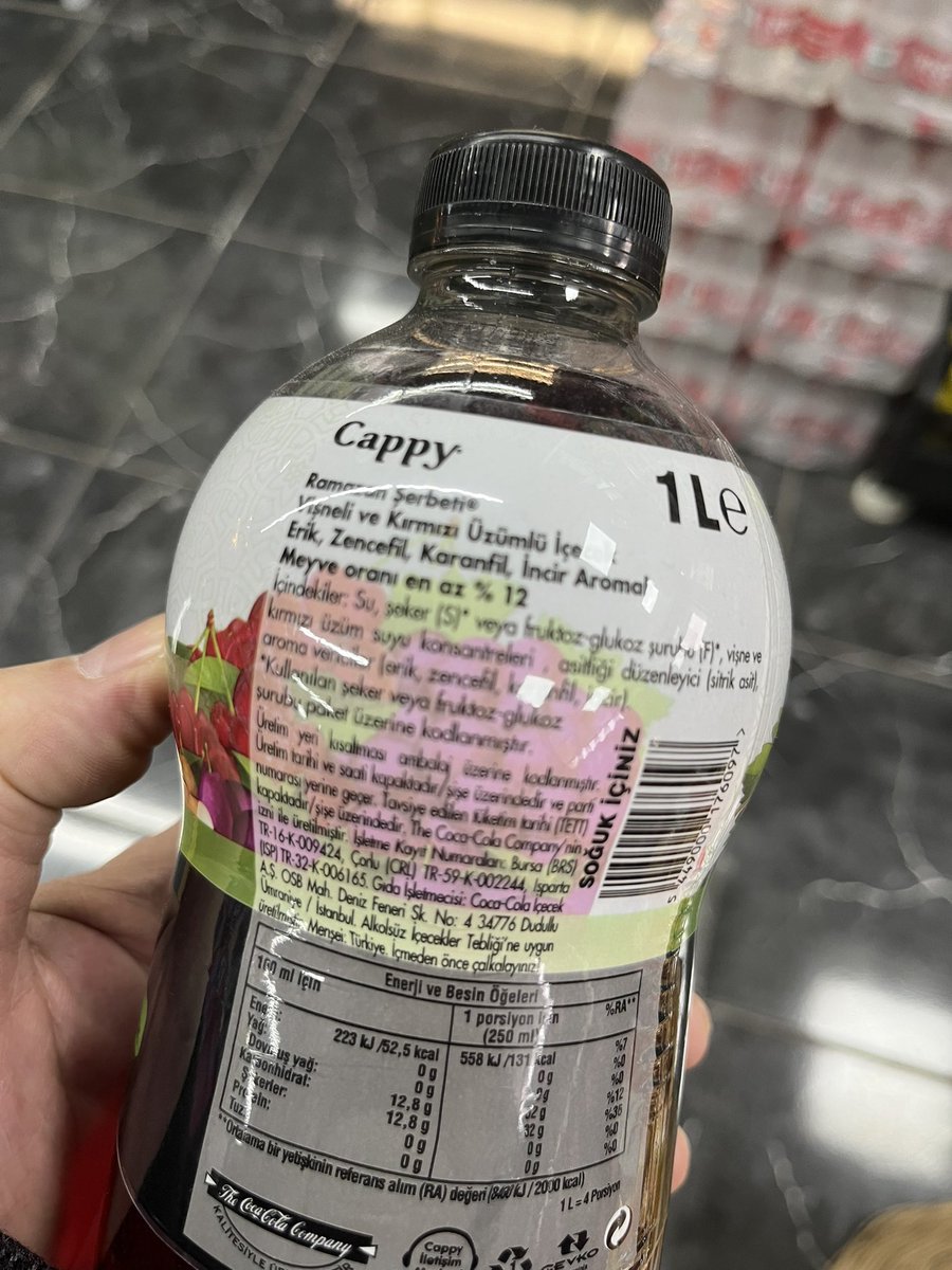 kemalozercom's tweet photo. Dün ne oluyor diye zincir marketlerin bir kaçına girip çıktım.

Siyonizmin destekçisi mallar indirimde, gözönünde, kampanyada, kasa başlarında…

Şeytânî ağın merkez firması emperyalizmin sömürü sembolü CocaCola yine hepsinde başköşede. Kasa önlerinde ise Ramazan Şerbeti yalanıyla satılan içimizdeki görgüsüz beyinsizlerin iltifat ettiği glikoz şurubu.

İyice inandım ki bu toplum özde değil sözde Müslüman.

Tarihi ile geleneği ile inancıyla hiçbir bağı kalmamış.

Dahası İsmail’i adlı bir kişi Siyonistlere mal satmayı savunan yalanlarla dolu bir vaaz vermiş. 

Geçenlerde bir video izlemiştim Suriyeli bir değerli delikanlıya Türkiye hakkındaki kanaati soruluyor. Delikanlının cevabı şu “Suriye’nin savaş çıkmadan az evvelki hali gibisiniz. Sizi de büyük bir felaket bekliyor.”

Korkarım o felaket değil!