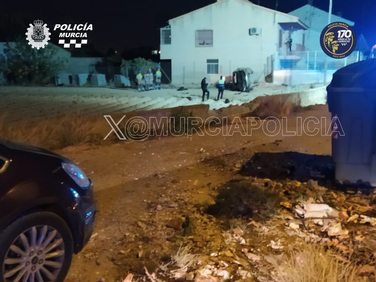 MurciaPolicia's tweet photo. Dotación de Atestados investiga las causas de un trágico siniestro vial en #Alquerias.
Un vehículo se salió de la vía, impactando contra un vehículo estacionado y un canal de hormigón, resultando el fallecimiento de uno de los ocupantes. https://t.co/xhJgTAisyH