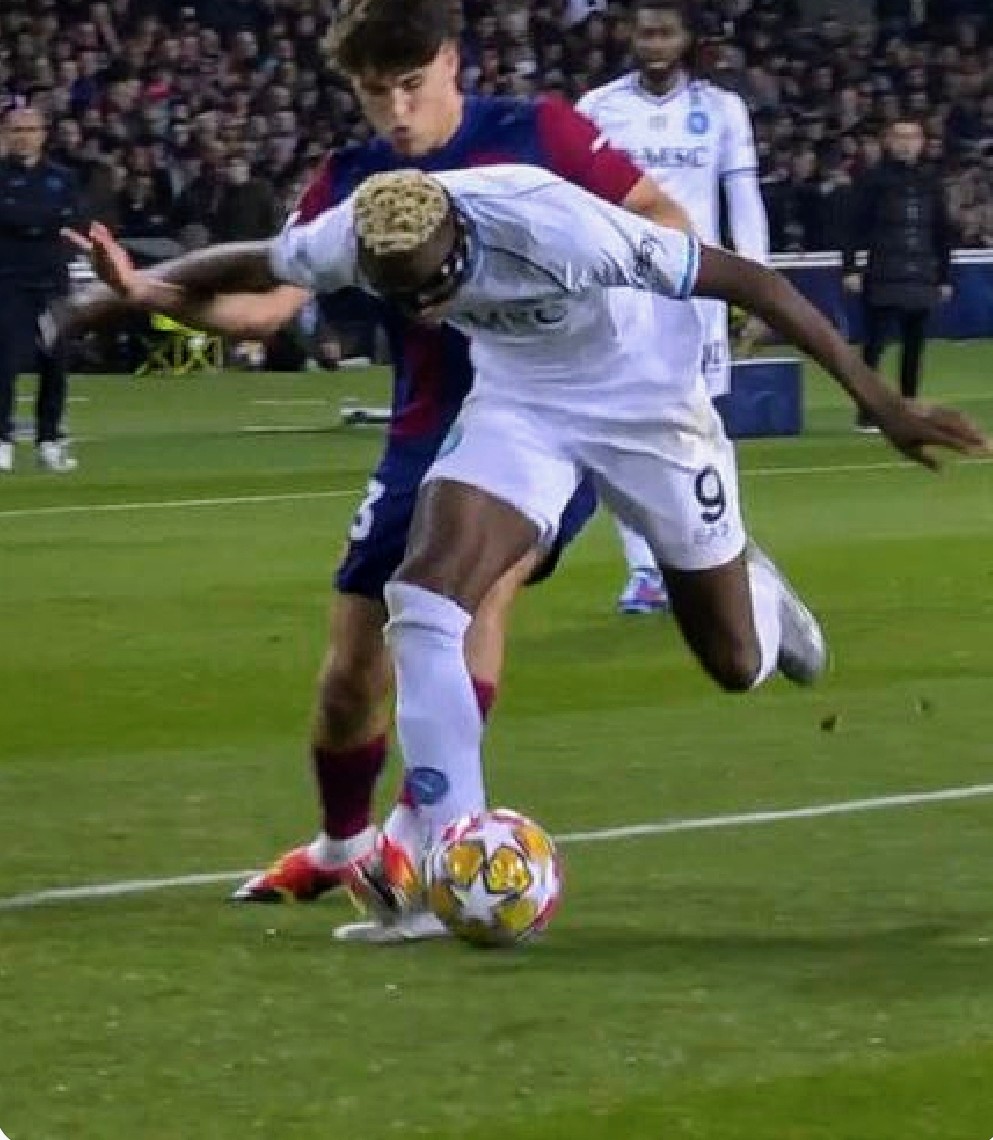 Dite quello che volete sulla prestazione di #DiLorenzo di  #Osimhen e di #Kvaratskhelia. Dite pure che la squadra non ha capito l'importanza del match ma questo è rigore! #BarcaNapoli