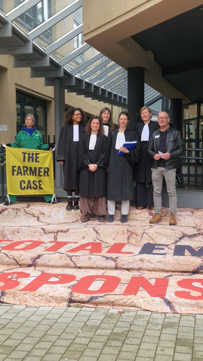 Première action en justice climatique contre une multinationale en Belgique ! The #FarmerCase : un paysan poursuit #TotalEnergies pour sa responsabilité dans le dérèglement climatique 👨‍🌾. Soutenez Hugues, devenez partisan·e 👉 act.gp/3Vfd3Rn #SeeYouInCourt