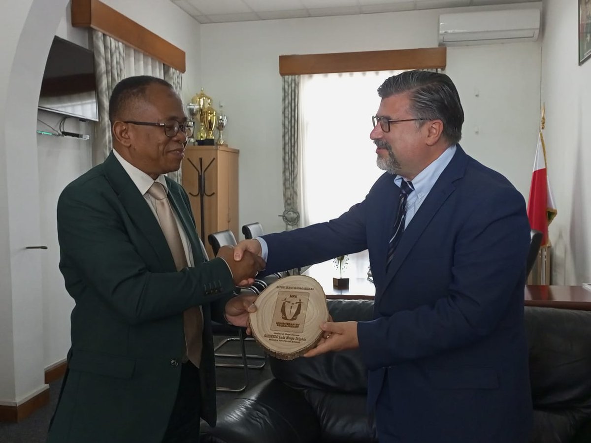 Le GCA Lala Monja Delphin SAHIVELO a reçu ce matin, l'Ambassadeur de 🇹🇷, SEM Ishak Ebrar Çubukçu. L'échange entre les deux parties s'est axé sur le raffermissement de la coopération entre Madagascar et la Turquie, dans le domaine militaire en matière de défense et de sécurité.