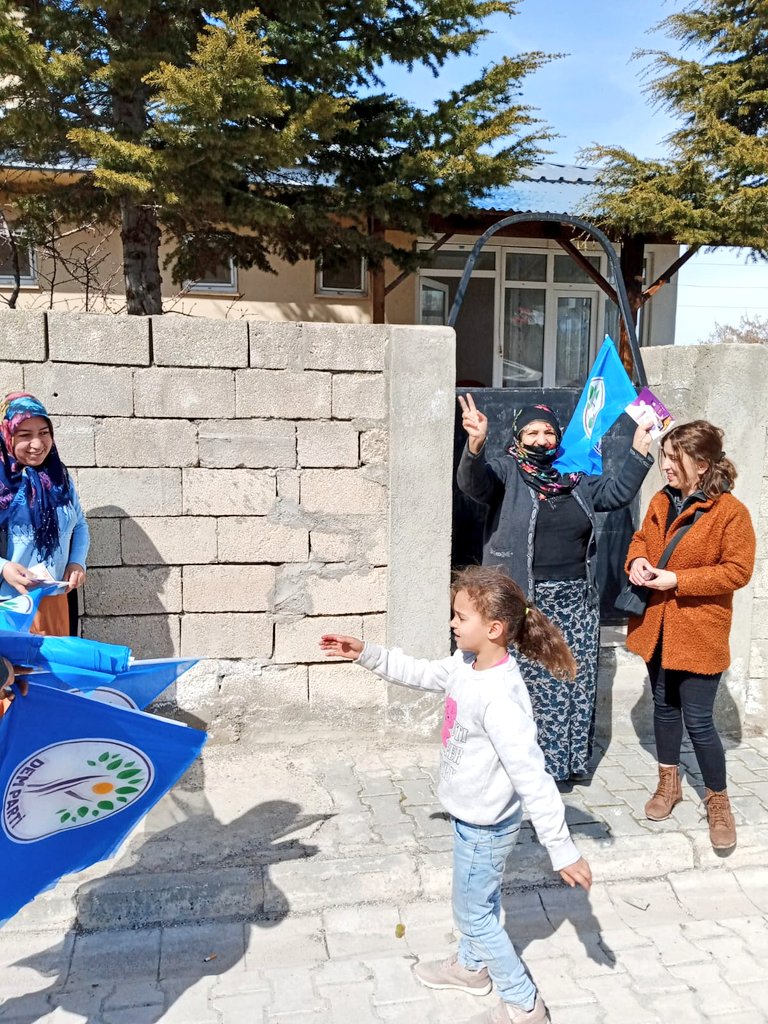 DemPartiTusba's tweet photo. Bugün ilçe köy komisyonu tarafından #Yeşilköy #Mermit Topaktaş mahalleri ziyaret edildi. Yerel seçim öncesi çalışmalar Aralıksız devam ediyor.
@akkosxane
@umkeumitkeser https://t.co/kKxonZrK4J