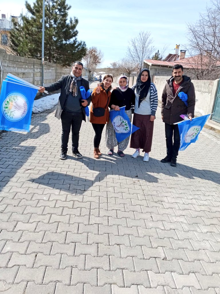DemPartiTusba's tweet photo. Bugün ilçe köy komisyonu tarafından #Yeşilköy #Mermit Topaktaş mahalleri ziyaret edildi. Yerel seçim öncesi çalışmalar Aralıksız devam ediyor.
@akkosxane
@umkeumitkeser https://t.co/kKxonZrK4J