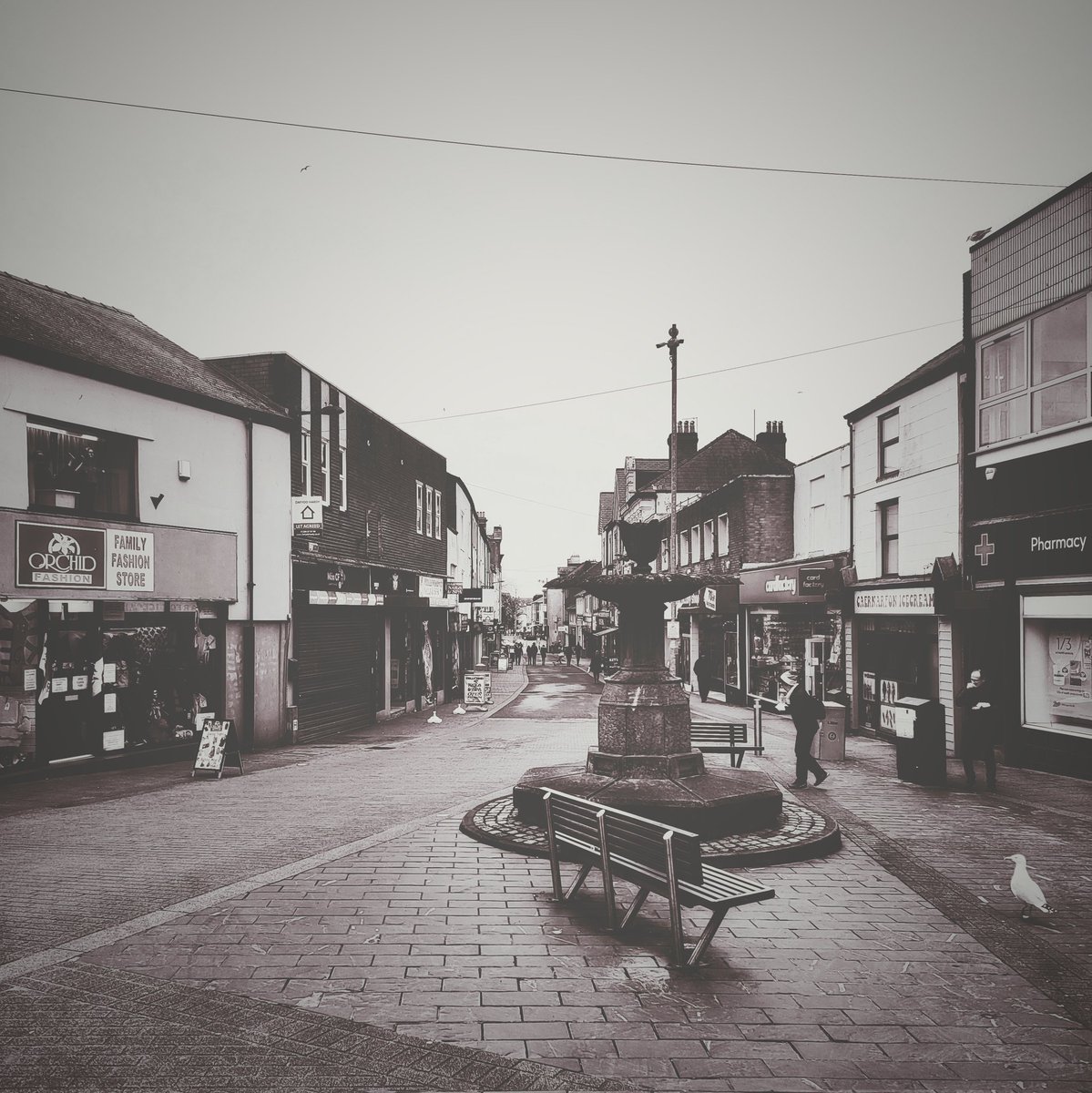 VisitCaernarfon's tweet photo. Good Morning, Caernarfon
#morning #poolstreet #bustling #shops #shopping #emptybuildings #moreshops #Gwynedd #Caernarfon #busyhighstreet #visitcaernarfon #visitwales #goodmorning #gm https://t.co/1Y9xNQhCf4