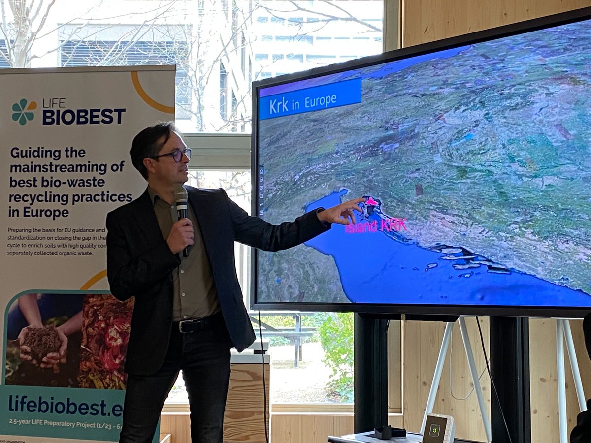 zerowasteeurope's tweet photo. Dejan Kosic, Tech Director @PonikveKrk, on setting up #separatecollection for #biowaste on the 🇭🇷 island of Krk.
As a tourist destination w/ a clear ambition to be #zerowaste by 2030, Krk has had #D2D since 2014 and educates both citizens & visitors on how to use the system. https://t.co/985Ey4sRiC