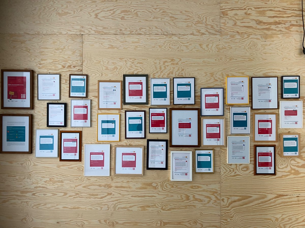 Bald geht’s los! Vorbereitungen für die @BMBF_Bund Stadt-Land-Zukunft Konferenz laufen, die Produktsteckbriefe von SynVer*Z hängen 🖼️🖼️