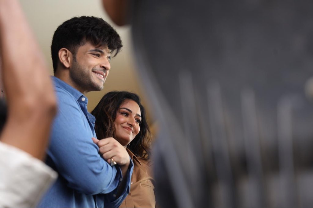 Tanveer (@tansworld) on Twitter photo So much love pouring in <a href="/kkundrra/">Karan Kundrra</a> <a href="/IamEJF/">Erica J Fernandes</a> #LoveAdhuraOnAmazonminiTV now trending at Number 1. <a href="/ThisIsHowWeDing/">Ding Entertainment</a> <a href="/amazonminiTV/">heliz</a> So much love pouring in <a href="/kkundrra/">Karan Kundrra</a> <a href="/IamEJF/">Erica J Fernandes</a> #LoveAdhuraOnAmazonminiTV now trending at Number 1. <a href="/ThisIsHowWeDing/">Ding Entertainment</a> <a href="/amazonminiTV/">heliz</a>