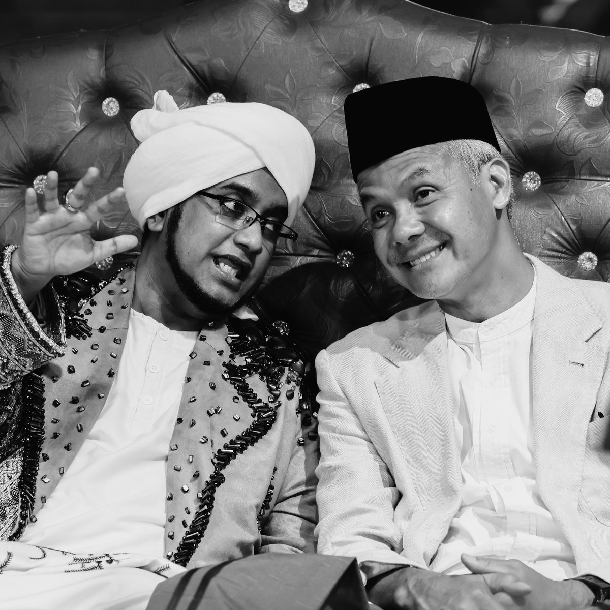 Innalillahi wa inna ilaihi rajiun. Habib Hasan, kami bersyukur bisa menjadi bagian dari majelismu, menjadi bagian dari orang-orang yang mencintaimu dan kakek moyangmu. Kami bersaksi engkau adalah orang salih yang memberi tauladan kesalihan hingga akhir hayat.