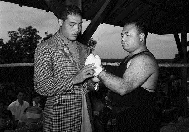 GenePantalone's tweet photo. @RingsideSeatMag As detailed in my book, he found Asbury Park too hot and headed to Madame Bey's cool woods to finish his training for Louis. Here he is at Bey's for the Louis fight with manager Joe Jacobs, and then there after the fight with Louis. https://t.co/daPn9iih22