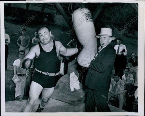 GenePantalone's tweet photo. @RingsideSeatMag As detailed in my book, he found Asbury Park too hot and headed to Madame Bey's cool woods to finish his training for Louis. Here he is at Bey's for the Louis fight with manager Joe Jacobs, and then there after the fight with Louis. https://t.co/daPn9iih22
