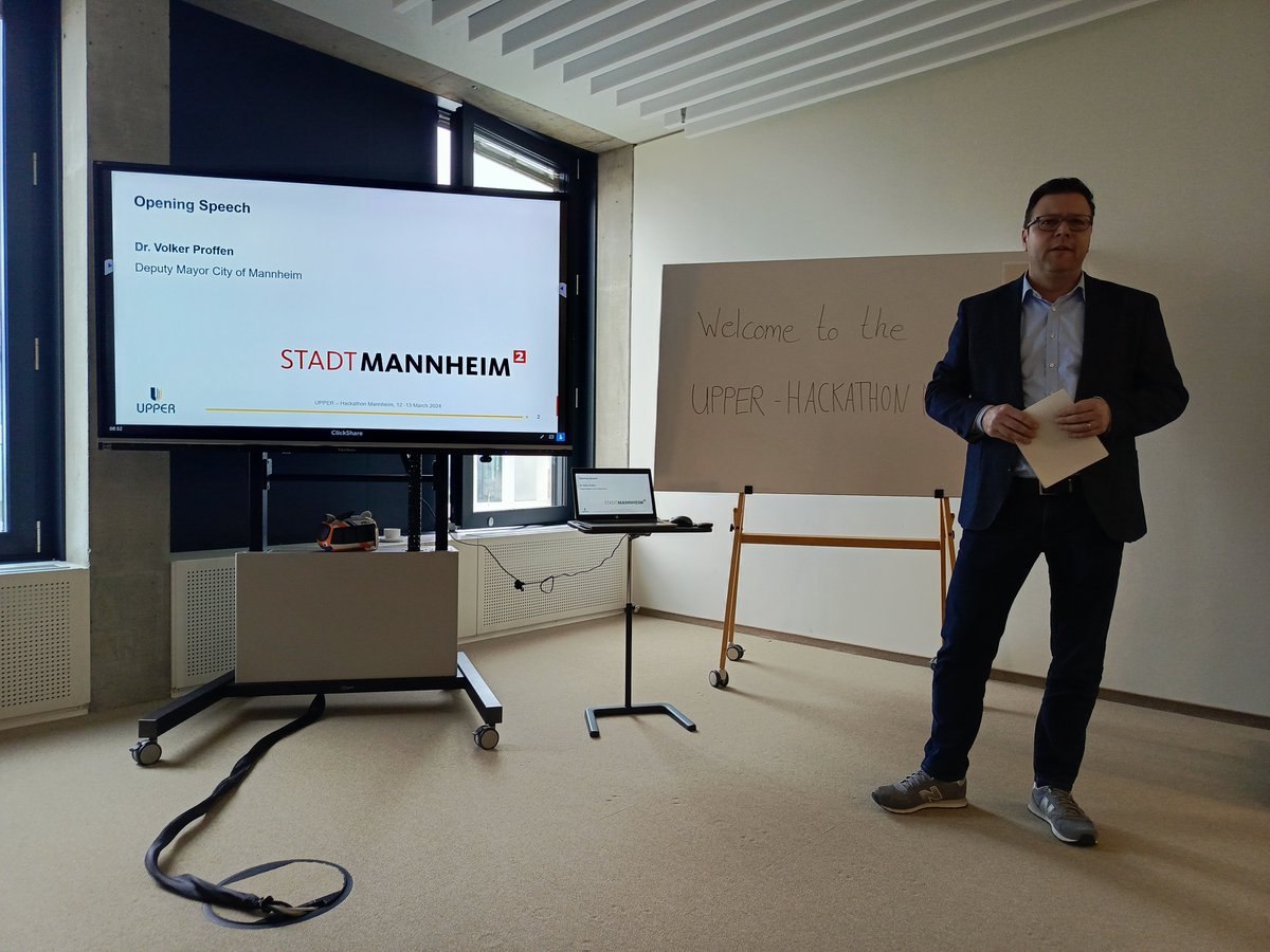 Y4PT's tweet image. 🚀 #UPPERhackathon opening speech by 🏰 Mannheim ’s 🇩🇪 Deputy Mayor Dr. Volker Proffen .💡 Building up all together the next generation of 🚦#PublicTransport through the 🇪🇺 #UPPERprojectEU. #EUGreenDeal #NetZero #H2020 #Y4PThackathon #EUmissions #MissionCities #HorizonEU