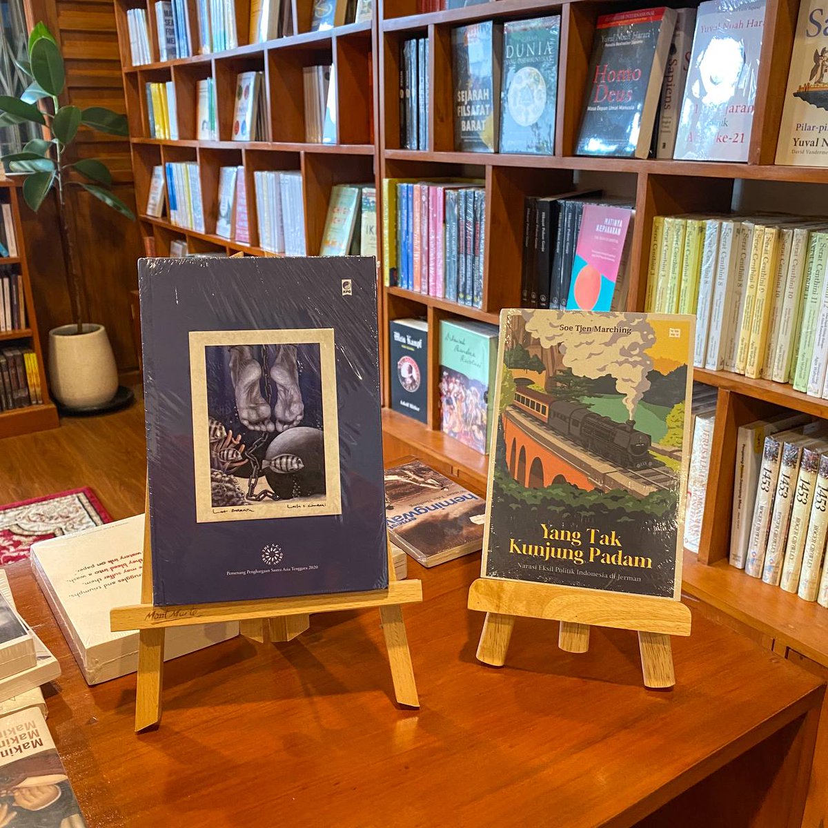 🚨✨ GIVEAWAY ALLERT ✨🚨

Minsool mau bagi-bagi buku lagi nihhh buat 2 orang, ada buku Laut Bercerita dan Yang Tak Kunjung Paham.

Cuma perlu: 
1. Like + retweet post ini 
2. follow akun ini 

Ongkirnya minsool yang tanggung yeuuu, kecuali kalau kamu di luar negeri 😡😡