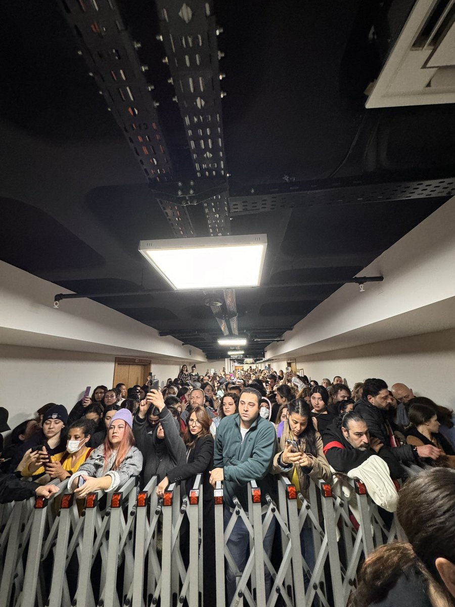 Kimsesizdi dimi eros?
MAHŞER KALABALIĞI VAR.
Havalandırmalar kapalı klimalar açılmıyor.
Yine de kimse gitmiyor. 
BURDAYIZ BEKLİYORUZ