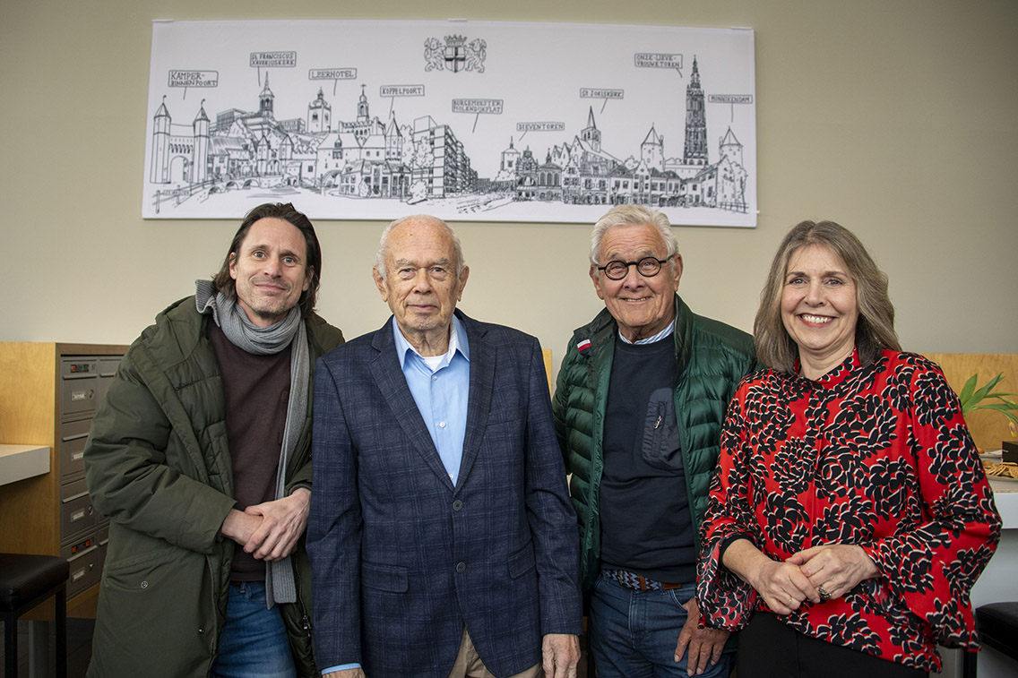 ONTHULLING PENTEKENING 🖋️| Gisteren vierden we het 46-jarig bestaan van de Burgemeester Molendijkflat met de onthulling van een pentekening van de Amersfoortse illustrator Lex van Elten. Lees meer 👉bit.ly/490NaZ2
#passendwonen #leefbaarheid #kunst #kunstaandemuur