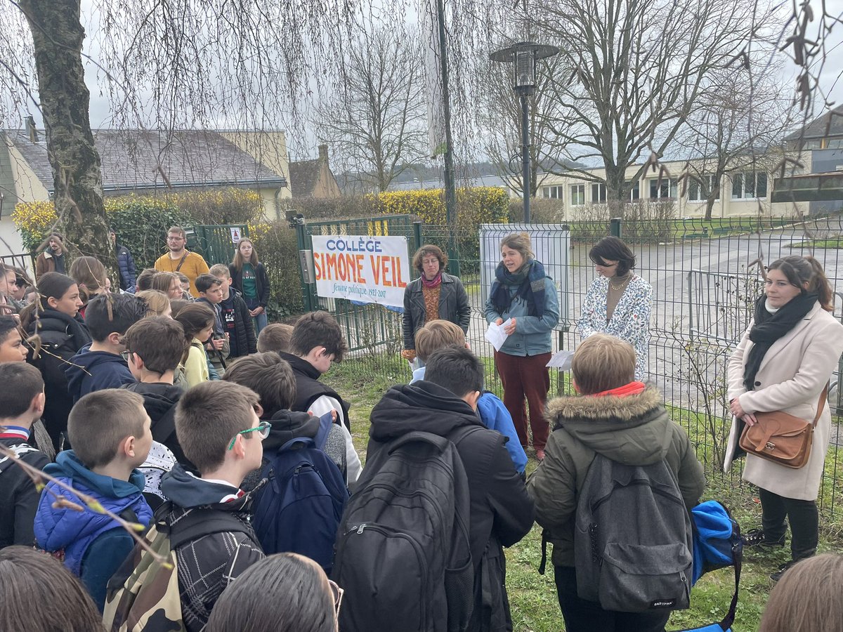 CeMontand's tweet photo. Semaine de l’égalité filles garçons. Inauguration symbolique du collège Simone Veil. Programme d’actions: exposition, micro trottoir sur le marché, rencontre de nos ambassadeurs élèves avec les primaires de l’école du Theil, sortie au cinema, debats… https://t.co/xkI9HUlTYO