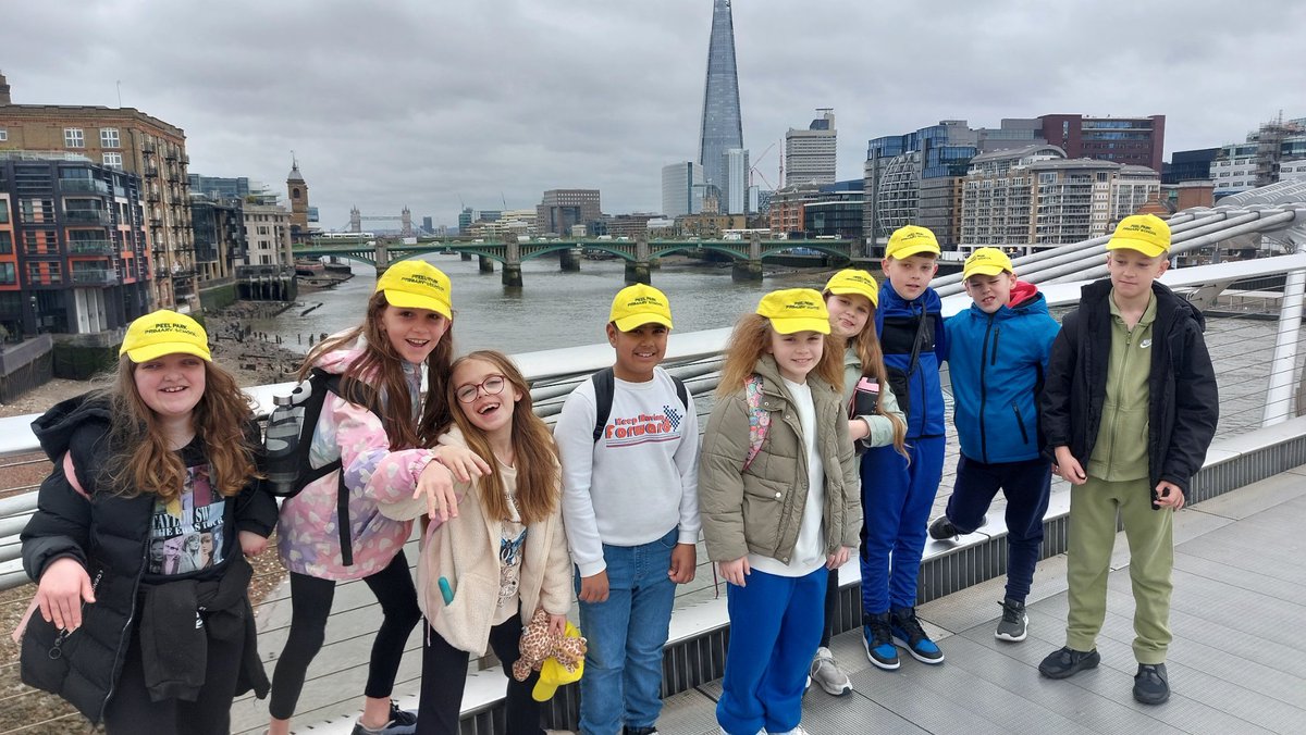 pp_accrington's tweet photo. #GroupKerr stopping for a photo op on the way to @The_Globe #LondonResidential #SlayQueen https://t.co/XS4m3OstdC