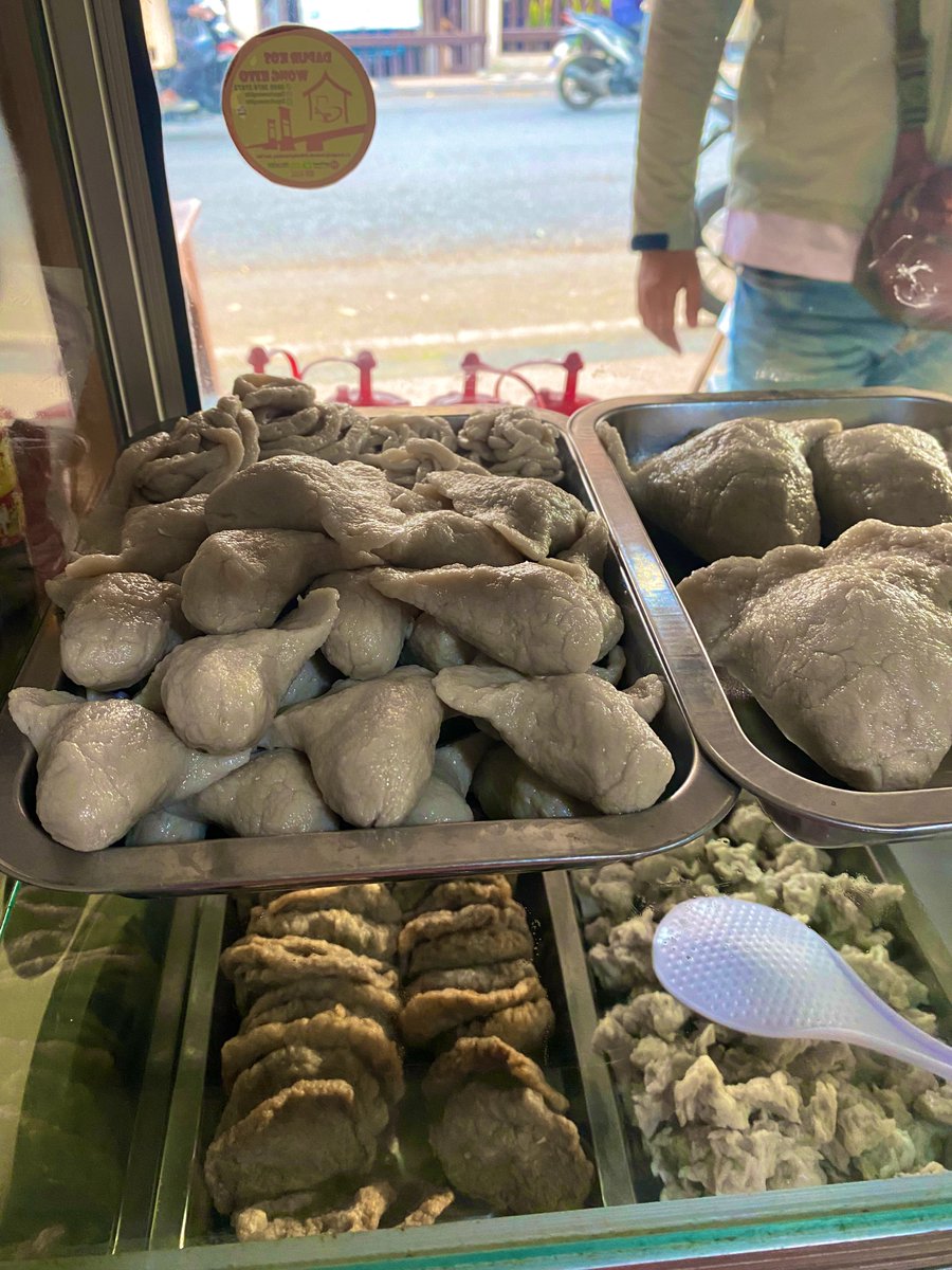 burhan_infinity's tweet photo. Tak kasih info 
pempek✨&amp; tekwan✨ 
womg palembang
🤤🤤🤤
Rasanya aweenaak 
apalagi yg kulit habis 10 juga ga krasa 🤣
Lokasinya timur perlintasan rel blimbing 🤩
(Ini aku beli buat nanti soalnya dari tadi kepikiran pempek wong kito) 🧐 https://t.co/vCI3Jhrr1p