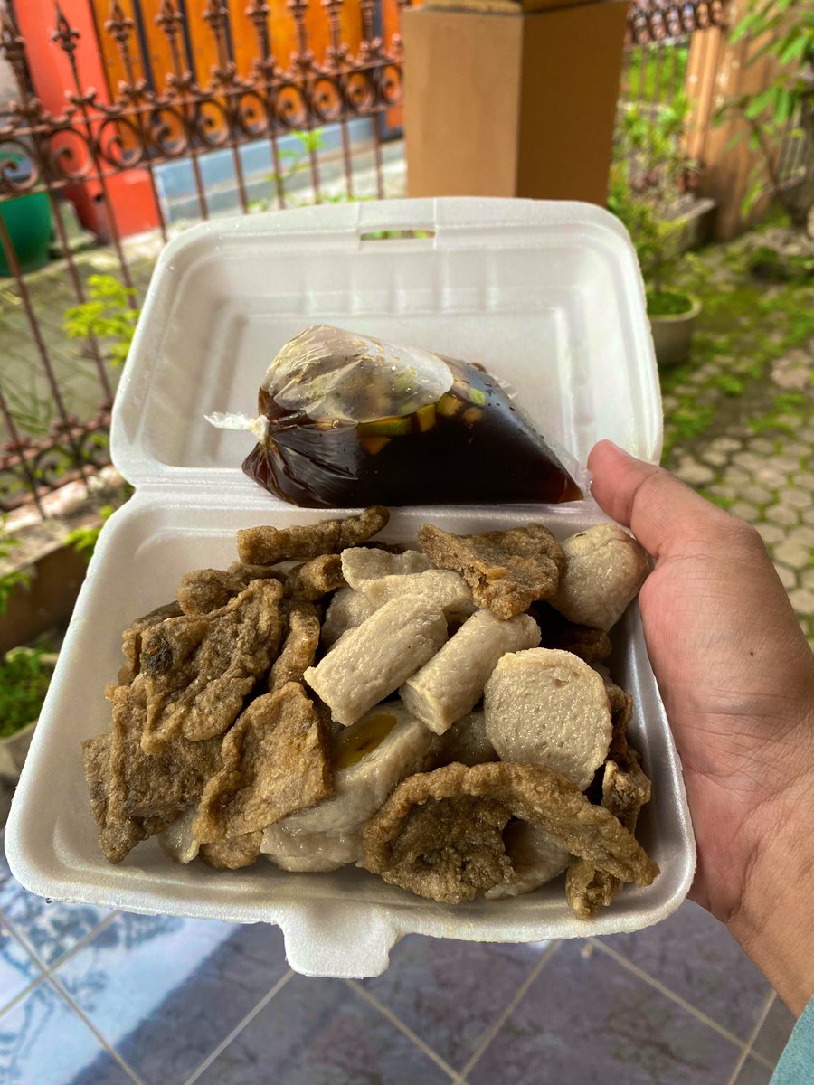 burhan_infinity's tweet photo. Tak kasih info 
pempek✨&amp; tekwan✨ 
womg palembang
🤤🤤🤤
Rasanya aweenaak 
apalagi yg kulit habis 10 juga ga krasa 🤣
Lokasinya timur perlintasan rel blimbing 🤩
(Ini aku beli buat nanti soalnya dari tadi kepikiran pempek wong kito) 🧐 https://t.co/vCI3Jhrr1p