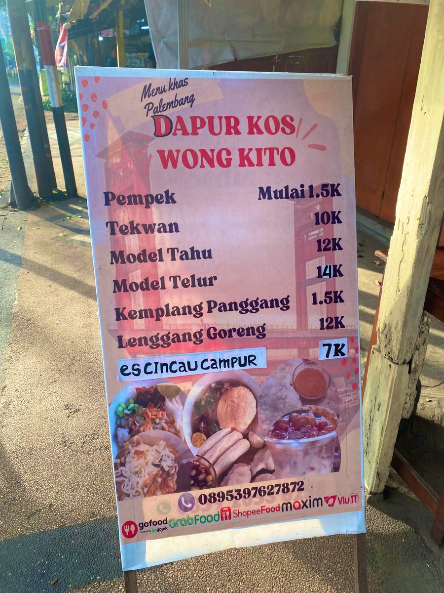 burhan_infinity's tweet photo. Tak kasih info 
pempek✨&amp; tekwan✨ 
womg palembang
🤤🤤🤤
Rasanya aweenaak 
apalagi yg kulit habis 10 juga ga krasa 🤣
Lokasinya timur perlintasan rel blimbing 🤩
(Ini aku beli buat nanti soalnya dari tadi kepikiran pempek wong kito) 🧐 https://t.co/vCI3Jhrr1p