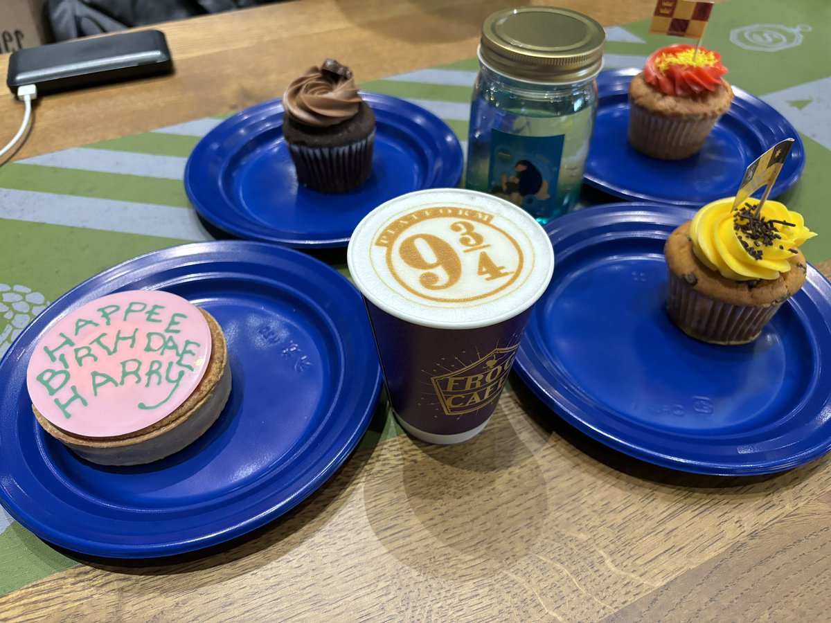 k9o0h18's tweet photo. #FROGCAFE で一腹🍰
蛙チョコにハグリッドのケーキまで🧁🎂
甘くて美味しい😋
ハグリッドのケーキめちゃめちゃ防御力高かったです🪨
#ワーナーブラザーズスタジオツアー
#ハリーポッター https://t.co/aIMUKHk0HU