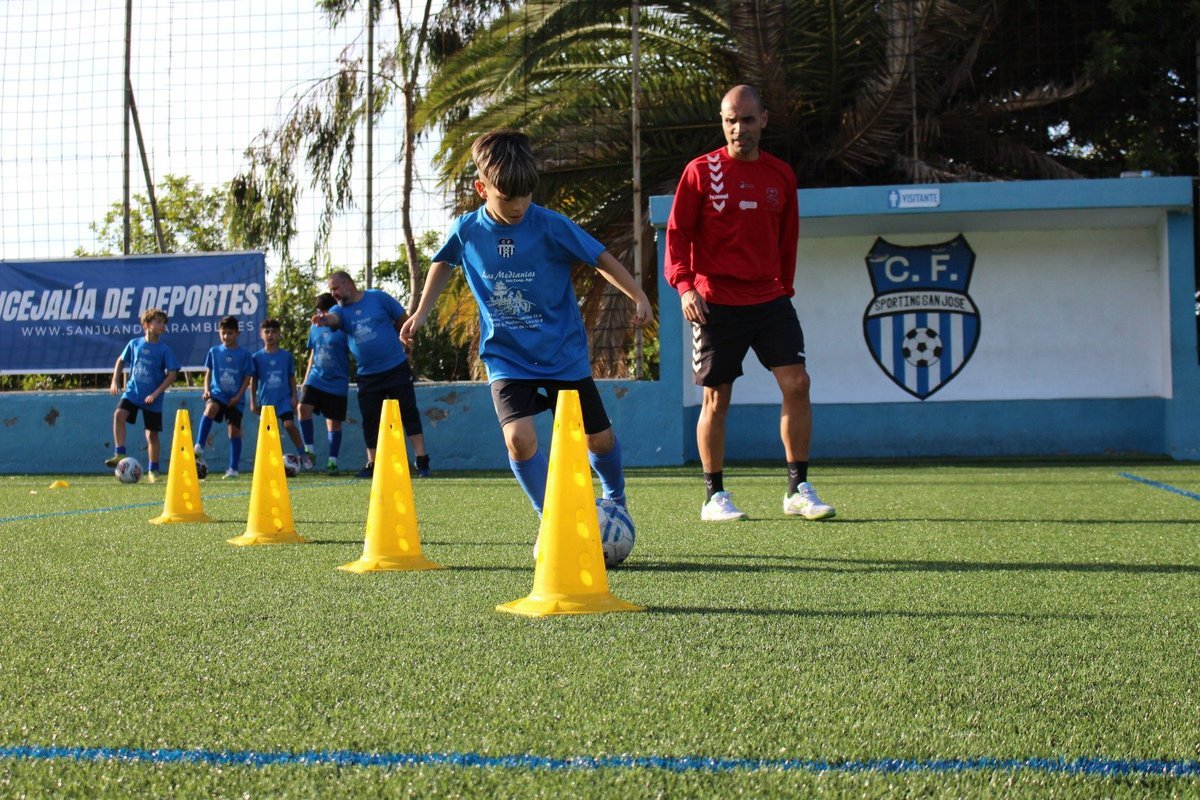 Nueva jornada del proyecto '+ Base' junto al #CFSportingSanJosé de San Juan de La Rambla ⚪🔵👏.

65 futbolistas entre las edades Prebenjamín y Cadete pudieron disfrutar de una sesión dirigida por cuerpos técnicos de la #FundaciónCDT 🔝.

📸 CF Sporting San José.

<a href="/CDTOficial/">CD Tenerife 🏴󠁧󠁢󠁳󠁣󠁴󠁿</a>