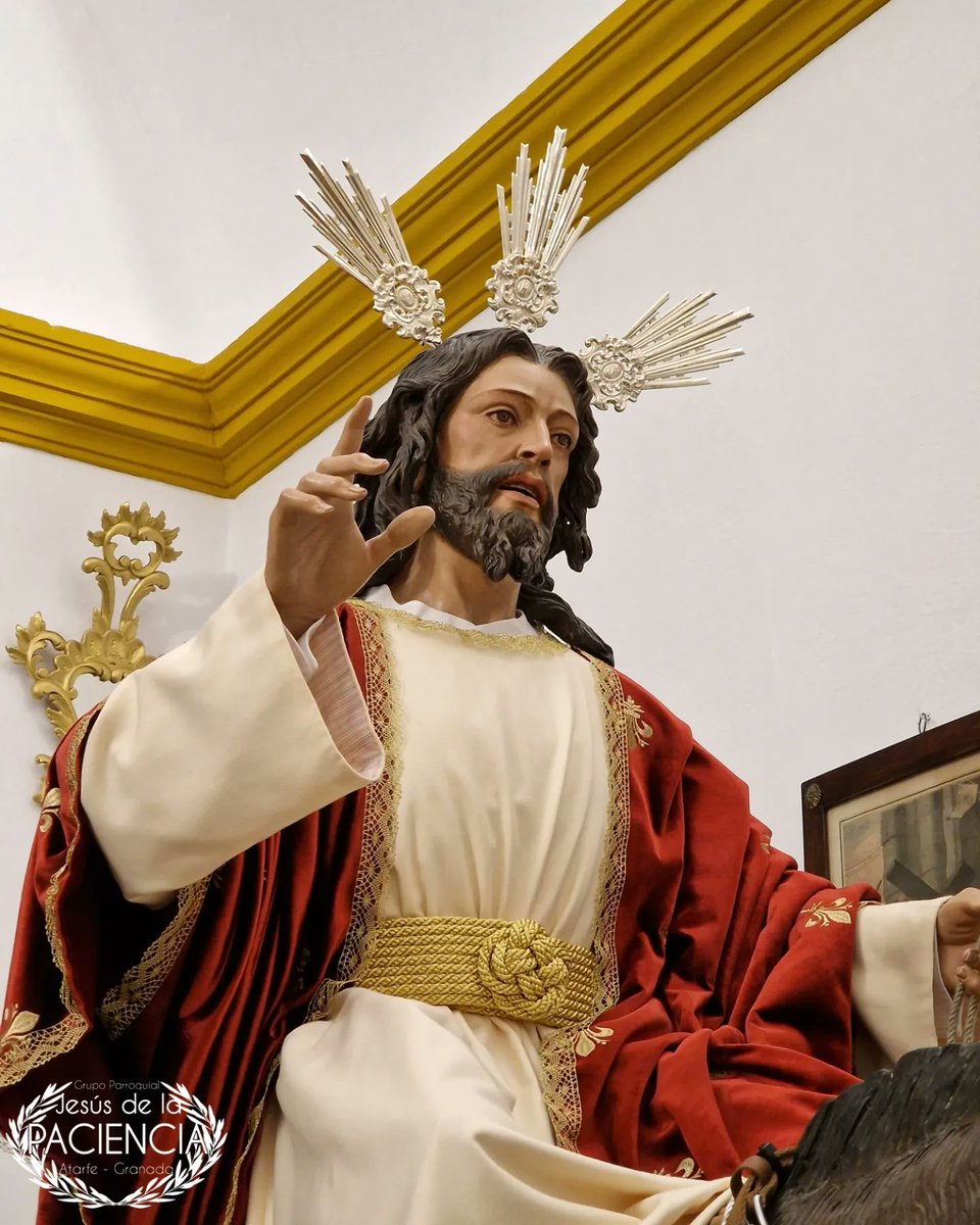 ~ VESTIMENTA ~
Así se presenta Jesús de la Paciencia para el próximo Domingo de Ramos, vestido por <a href="/JorgeHerediaCas/">Jorge Heredia</a>.

Luce mantolín rojo con flores de lis, túnica blanca, cordón dorado y potencias de plata.