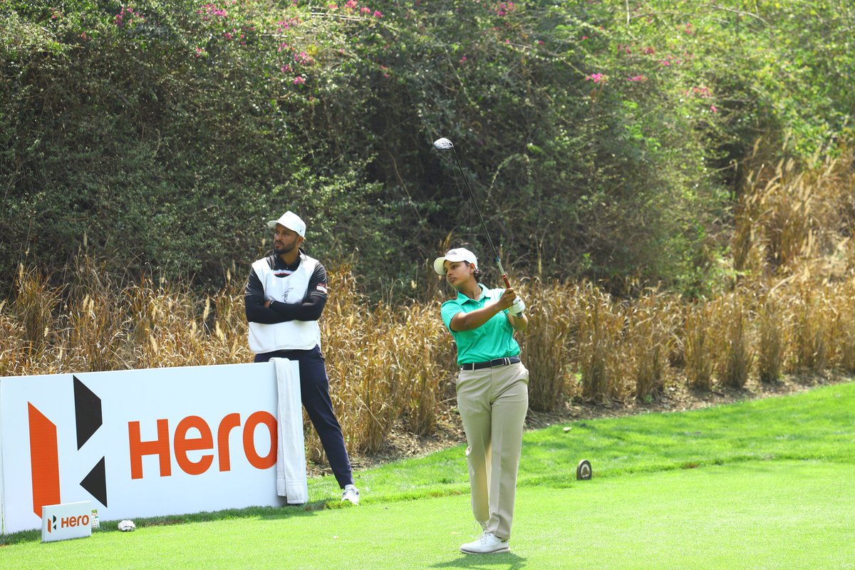#HeroWomensProGolfTour #ScoreUpdate Hitashee Bakshi follows up her 1st round 64 with a 2nd round 66 (8 birdies & 2 bogeys) to lead by a whopping 10 shots at the halfway stage of Leg 6 at DLF Golf and Country Club. @vanikapoorgolf is in 2nd position (72-68). #WGAI #IndianGolf