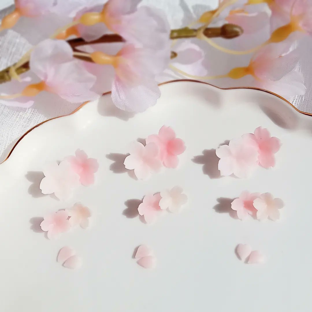 han_Flower08's tweet photo. 桜のクレイケーキ作りワークショップで使用する桜の花🌸全て粘土で出来ています♡あとひとつ、あとひとつと思いながら夢中で作ってると、夜とんでもない時間になってたりします😂
12〜14時は満席、15〜17時は【残2席】です❢

《開催情報》
#暦喫茶室
茨城県つくばみらい市箕輪１３４
3月20日（水） https://t.co/5vHLbLQegU