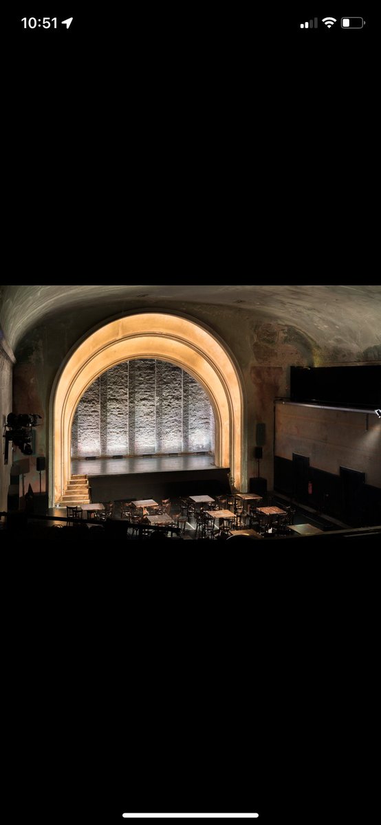 Our Salome going into this beautiful art deco theatre today the Theater im Delphi 🎭🤩🫶⭐️