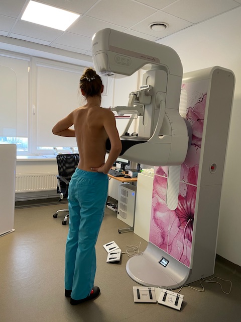 👍Vidzemes slimnīcas Diagnostiskās radioloģijas nodaļā uzstādīta jaunākās  paaudzes digitālā mamogrāfijas iekārta, kas dod iespēju veikt  izmeklējumus ar mazāku starojumu un saudzīgāku izmeklējamās zonas  kompresiju. 
➡️Lasi vairāk: vidzemesslimnica.lv/vidzemes-slimn…