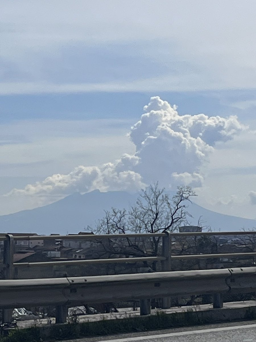 Quite scaring #vesuvium #smoking #clouds