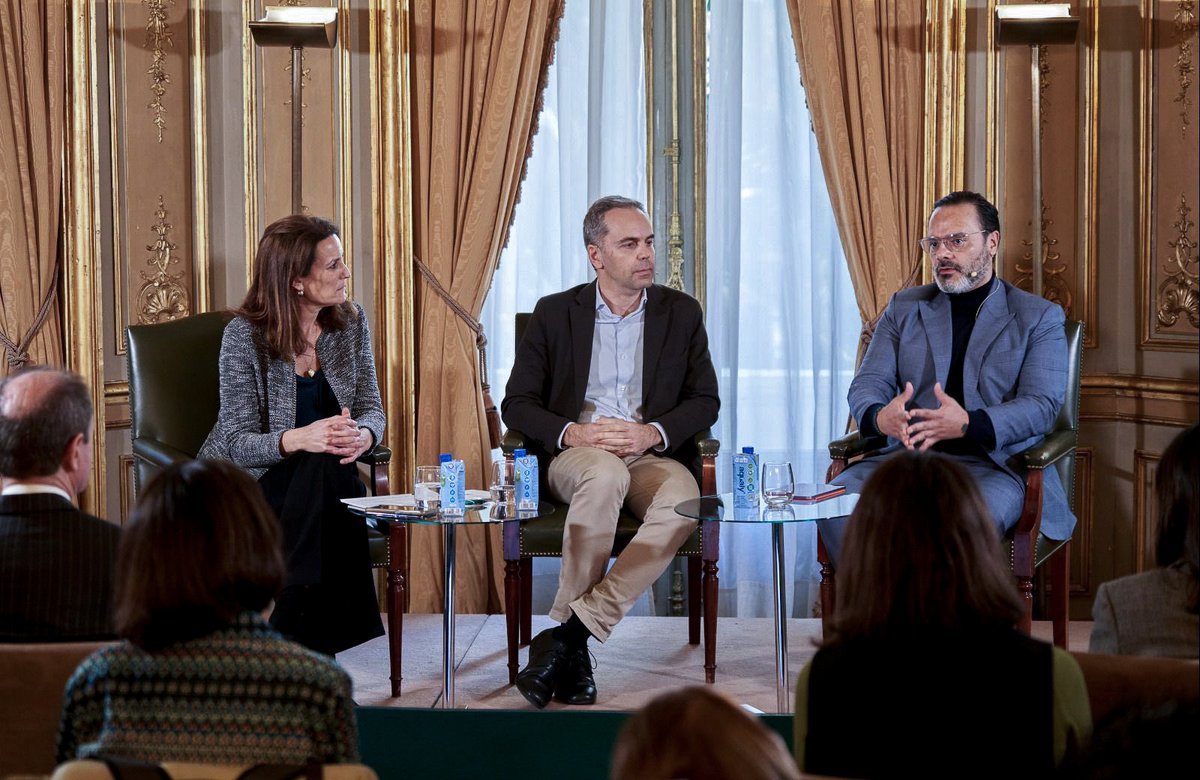 Ayer, y de la mano de nuestro experto Carlos Martínez Miguel (<a href="/cmartinezmiguel/">Carlos Martinez Miguel</a>), director Global de Soluciones y Servicios de IA y Big Data de Telefónica Tech, participamos en la mesa redonda organizada por <a href="/casamerica/">Casa de América</a> , <a href="/Telefonica/">Telefónica</a>  y la <a href="/Fundacion_SERES/">Fundación SERES</a>.

🗣 Durante la jornada,