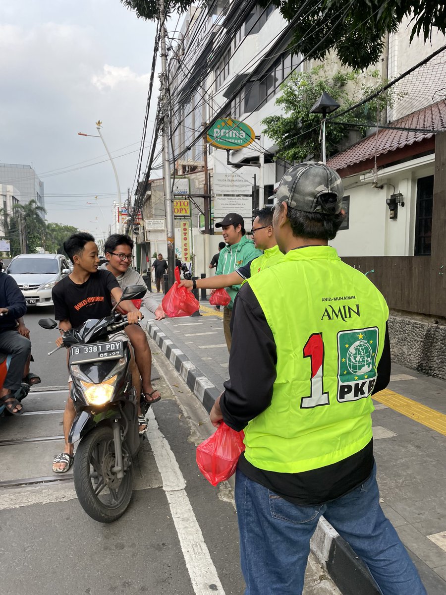 DPP_PKB's tweet photo. Mengawali Bulan Suci Ramadhan, DPP PKB berbagi kebaikan kepada pengguna jalan di Kawasan Raden Saleh, Jakarta Pusat (12/3).
Kegiatan ini akan dilaksanakan setiap hari kerja selama Bulan Suci Ramadhan. #1PKB #PKBBerbagi https://t.co/AsbWKrPbfK