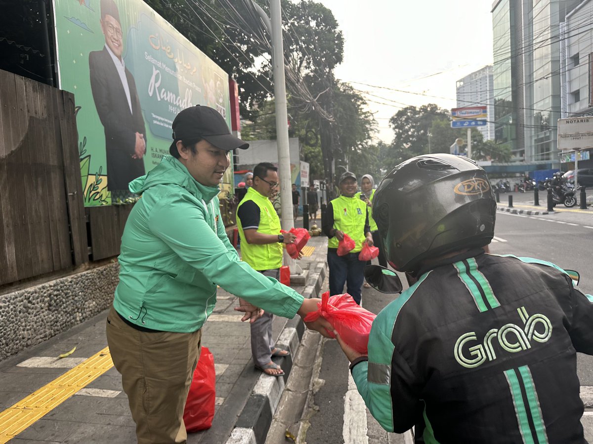 DPP_PKB's tweet photo. Mengawali Bulan Suci Ramadhan, DPP PKB berbagi kebaikan kepada pengguna jalan di Kawasan Raden Saleh, Jakarta Pusat (12/3).
Kegiatan ini akan dilaksanakan setiap hari kerja selama Bulan Suci Ramadhan. #1PKB #PKBBerbagi https://t.co/AsbWKrPbfK