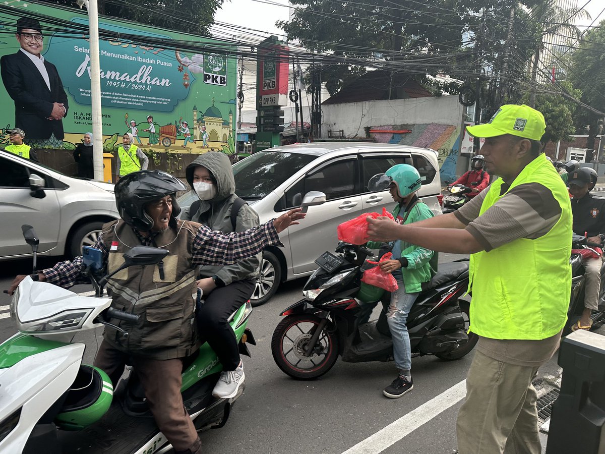 DPP_PKB's tweet photo. Mengawali Bulan Suci Ramadhan, DPP PKB berbagi kebaikan kepada pengguna jalan di Kawasan Raden Saleh, Jakarta Pusat (12/3).
Kegiatan ini akan dilaksanakan setiap hari kerja selama Bulan Suci Ramadhan. #1PKB #PKBBerbagi https://t.co/AsbWKrPbfK