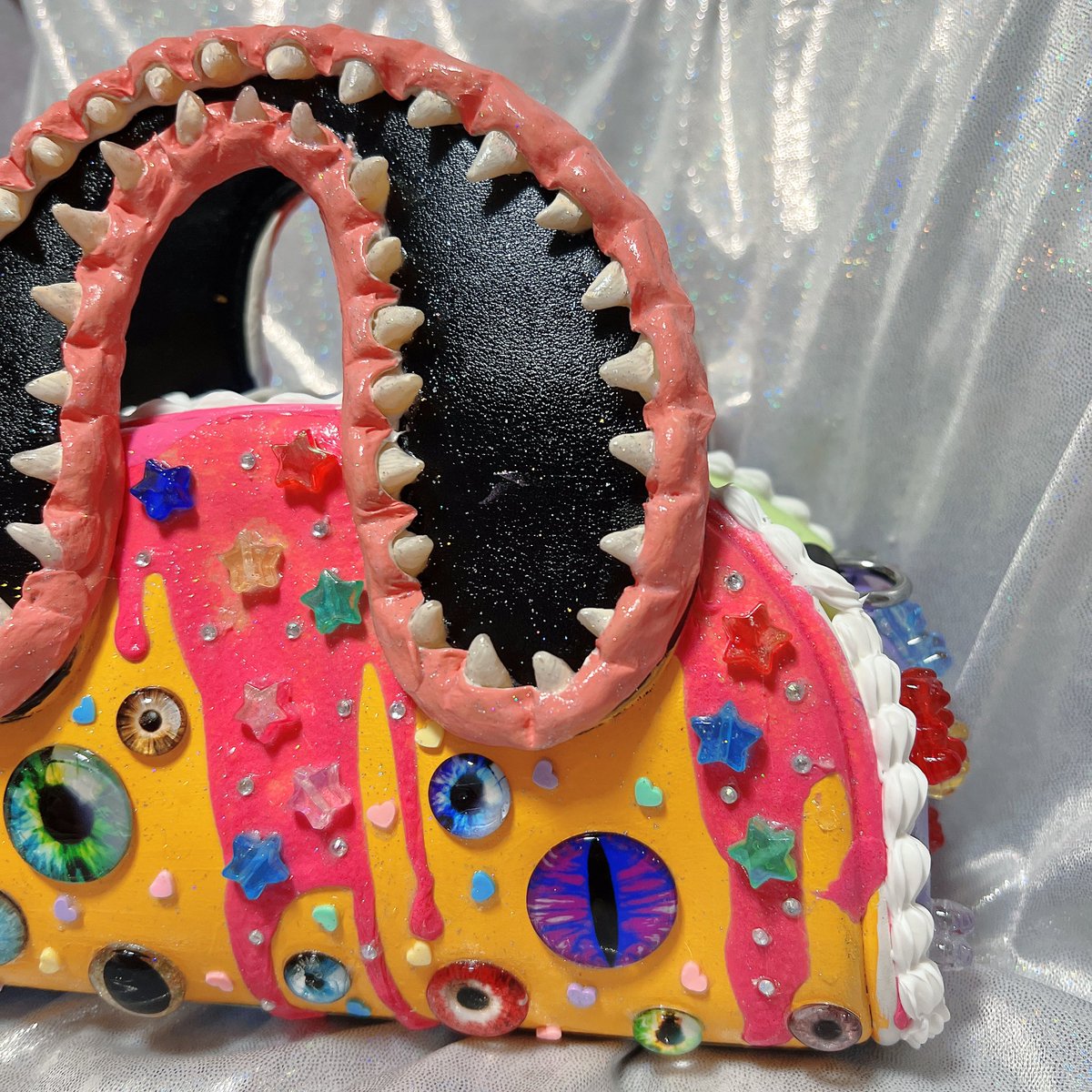 a lil handbag was gifted to me and it was quite plain so i customized it to match my vibe 🍭

so excited to use this (*♡∀♡)