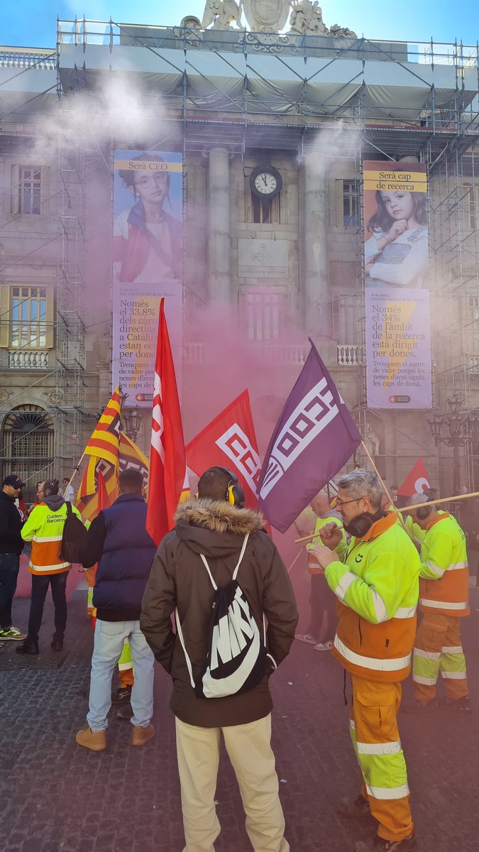 FICCOOCat's tweet photo. 📢 Amb els treballadors de #IMESAPI concentrats davant de l'Ajuntament de BCN!
👉 Reivindiquen #SalarisDignes i estabilitat en locupació. https://t.co/74FdLXR3eI