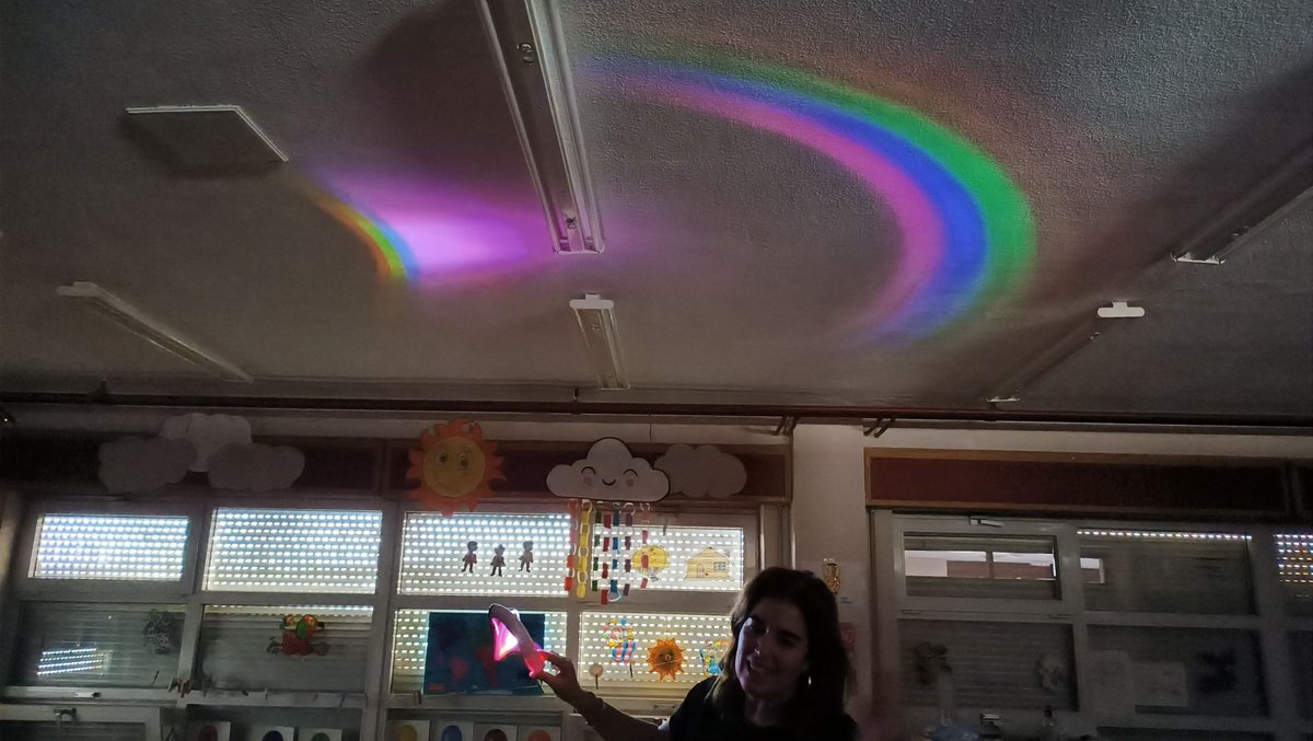 ceipBAsalamanca's tweet photo. ¡Qué pasada! Esta mañana, los de Infantil y 1° hemos experimentado con la luz y aprendido muchísimas cosas sobre ella gracias a todos los materiales y aparatos que ha traído Mariajo desde el Centro de Láseres Pulsados de Salamanca.

Y ya sabes: si no vienes... ¡te lo pierdes! https://t.co/x1CYqdTOiS