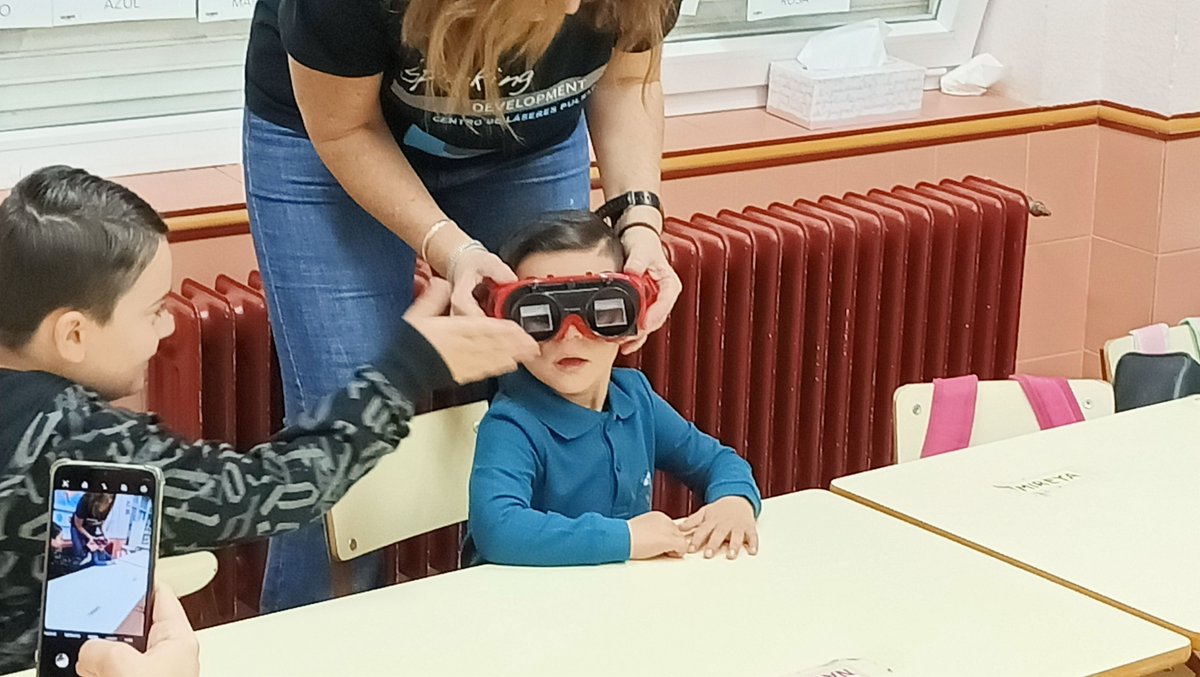 ceipBAsalamanca's tweet photo. ¡Qué pasada! Esta mañana, los de Infantil y 1° hemos experimentado con la luz y aprendido muchísimas cosas sobre ella gracias a todos los materiales y aparatos que ha traído Mariajo desde el Centro de Láseres Pulsados de Salamanca.

Y ya sabes: si no vienes... ¡te lo pierdes! https://t.co/x1CYqdTOiS