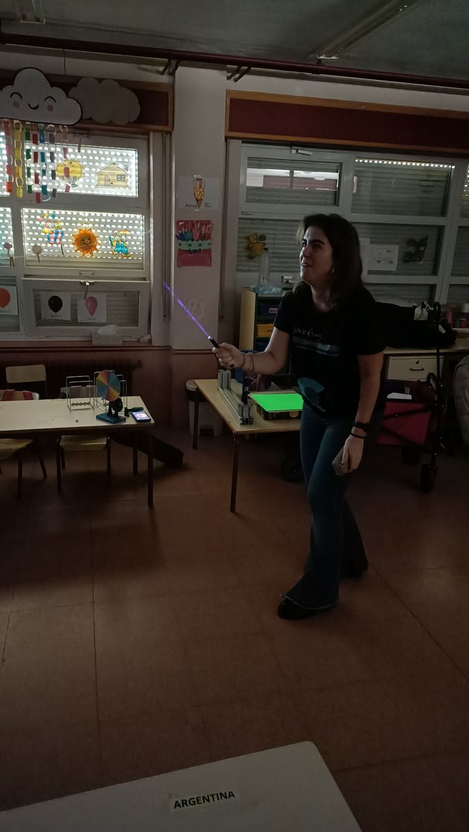 ceipBAsalamanca's tweet photo. ¡Qué pasada! Esta mañana, los de Infantil y 1° hemos experimentado con la luz y aprendido muchísimas cosas sobre ella gracias a todos los materiales y aparatos que ha traído Mariajo desde el Centro de Láseres Pulsados de Salamanca.

Y ya sabes: si no vienes... ¡te lo pierdes! https://t.co/x1CYqdTOiS