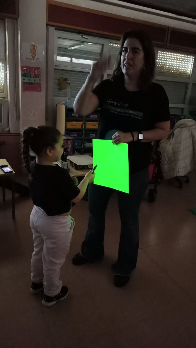 ceipBAsalamanca's tweet photo. ¡Qué pasada! Esta mañana, los de Infantil y 1° hemos experimentado con la luz y aprendido muchísimas cosas sobre ella gracias a todos los materiales y aparatos que ha traído Mariajo desde el Centro de Láseres Pulsados de Salamanca.

Y ya sabes: si no vienes... ¡te lo pierdes! https://t.co/x1CYqdTOiS