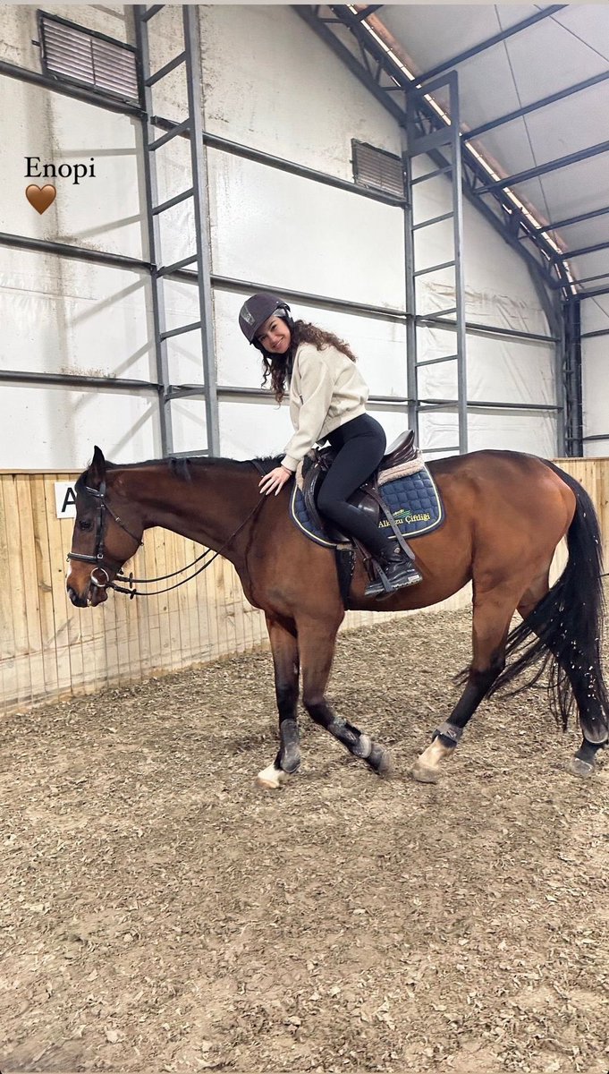 KizlarSoruyor's tweet photo. #SuBurcuYazgıCoșkun’dan yeni paylaşımlar geldiğine göre günümüz güzelleşti diyebilir miyiz?🐎🐴🤎

@KizlarSoruyor ’u takip ederek dizi ve magazin dünyasında neler olup bittiğini yakından takip edebilirsiniz!
#KızlarSoruyor #Kardeşlerim #OnYaz https://t.co/xj77udewXM