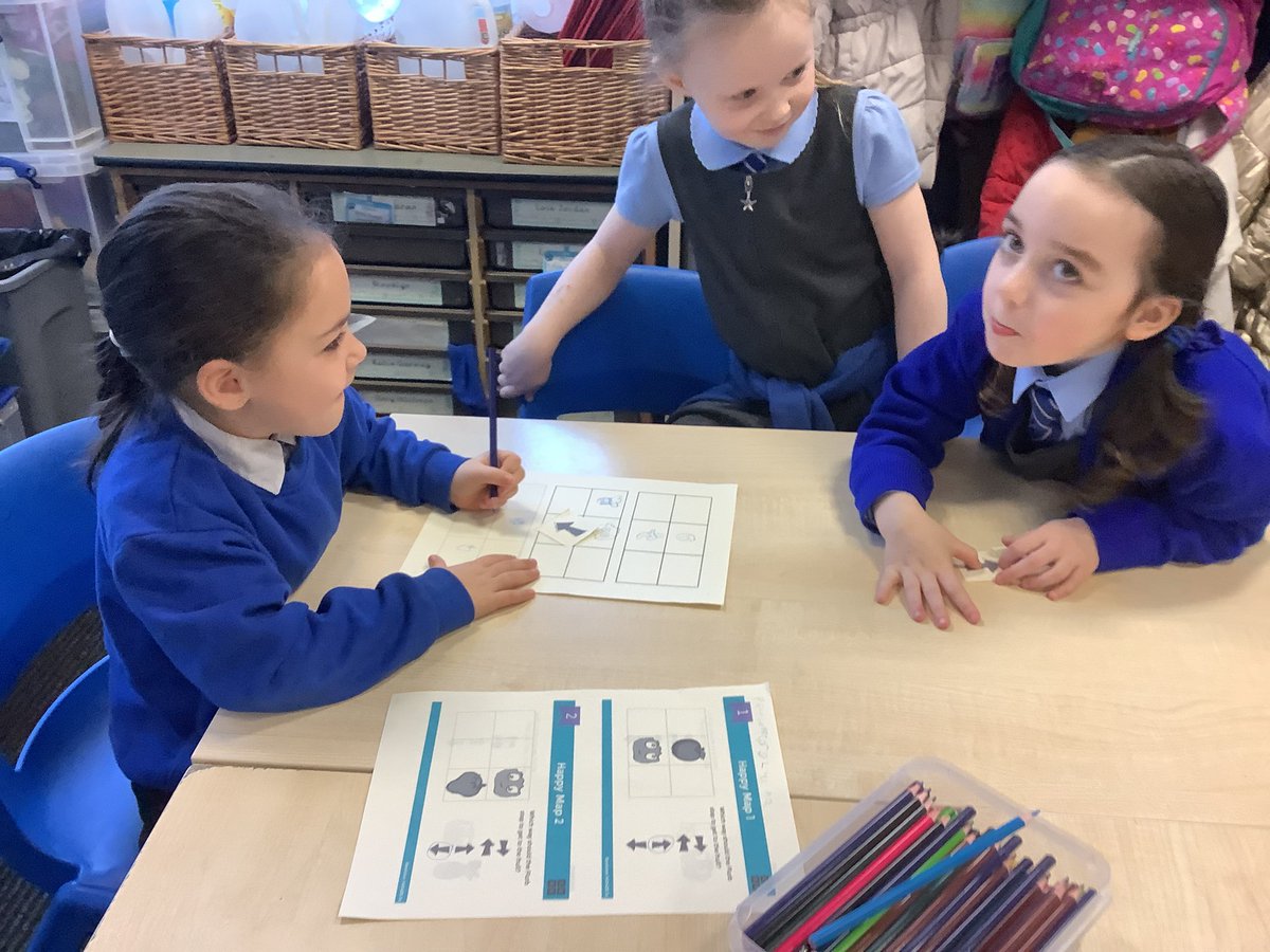 oli_year1's tweet photo. Unplugged computing made us think today. We used algorithms to move the flurb to the fruit and challenged ourselves to create multi step algorithms! #olipcomputing @csergeant3 @DeputyOLI https://t.co/GKIFLNOWIG