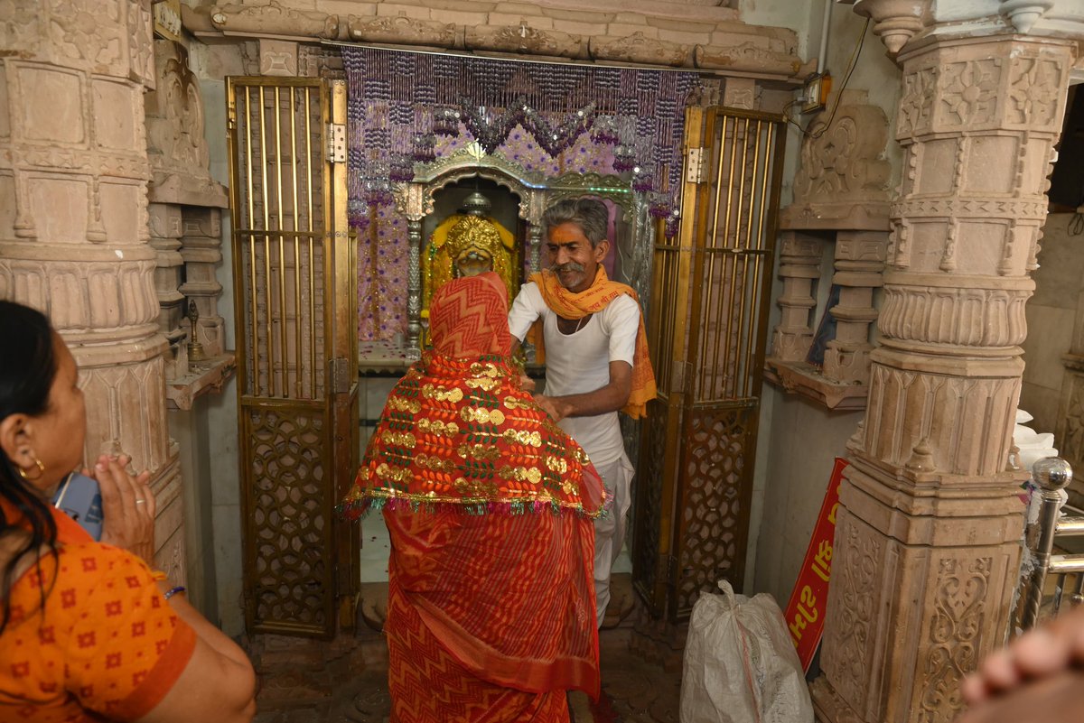 iRekhachaudhari's tweet photo. વાવ તાલુકાના ઢીમા ગામે આગેવાનો અને ગ્રામજનોની સહ ઉપસ્થિતિમાં શ્રી ધરણીધર ભગવાનના મંદિરની પાવન મુલાકાત કરી દર્શન કર્યા અને ધન્યતા અનુભવી. https://t.co/iPvXiQsxAN