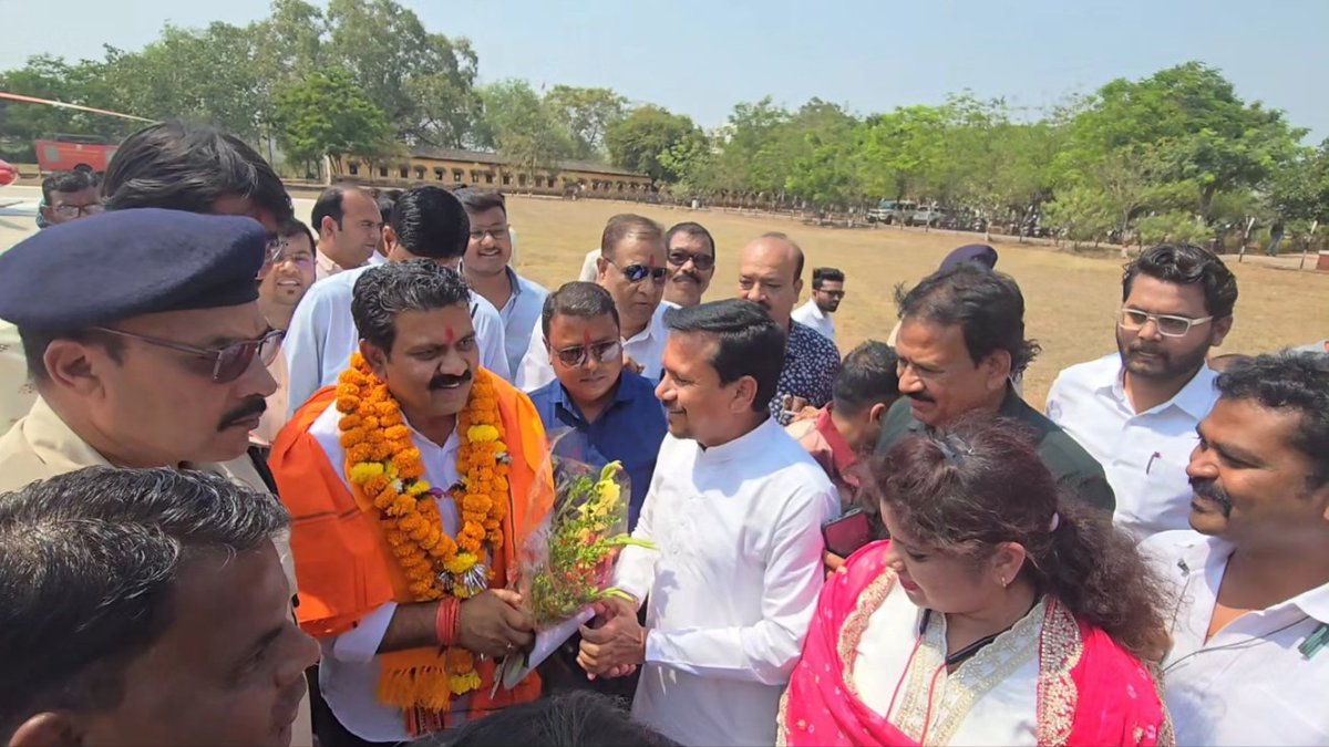 प्रभारी मंत्री बनने के बाद प्रथम राजनांदगांव आगमन पर भाजपा के कर्मठ कार्यकर्ताओं ने हेलीपेड पर भाजपा कार्यालय में जोशीला स्वागत किया