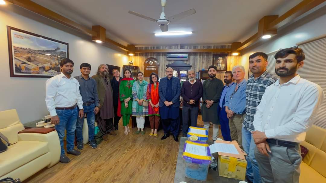 🇵🇰🤝🇫🇷
Last week the French Archaeological Mission in the Indus Basin #MAFBI held it's last briefing meeting with DG of Antiquities Mansoor Kanastro @AntiquitieSindh .  The outcomes and perspectives of the join fieldwork in #Chanhudaro we're presented 1/2